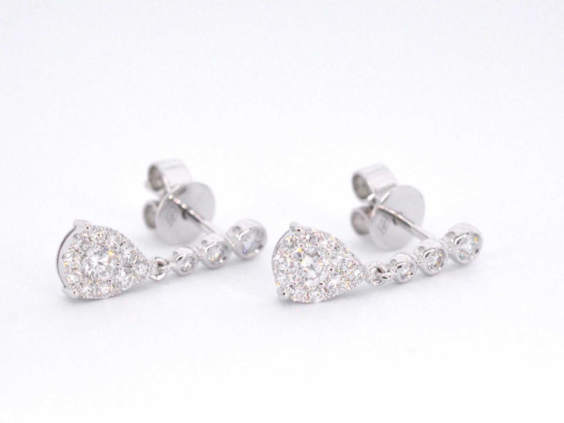 Witgouden druppelvormige oorhangers met diamanten 1147-4