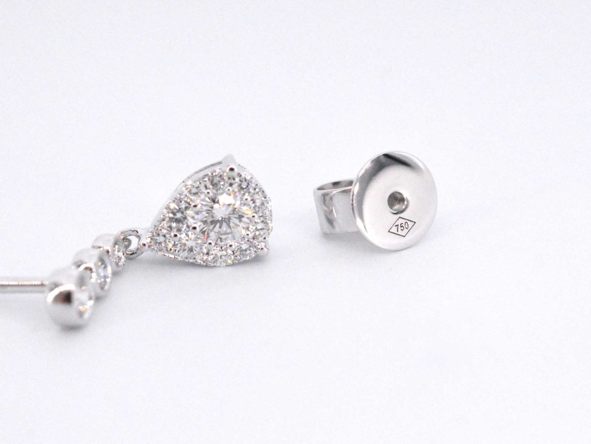 Witgouden druppelvormige oorhangers met diamanten 1147-6