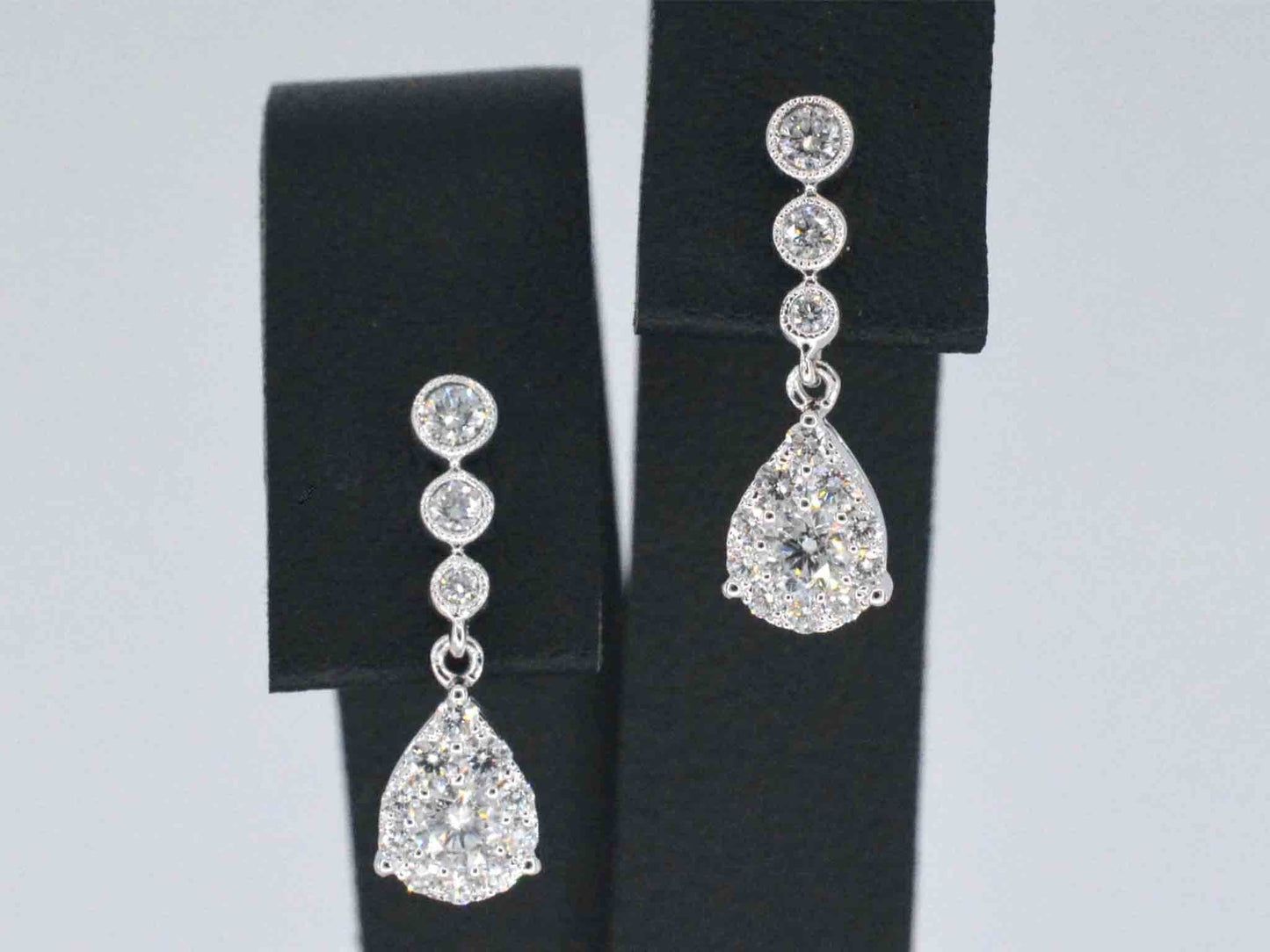 Witgouden druppelvormige oorhangers met diamanten 1147-7