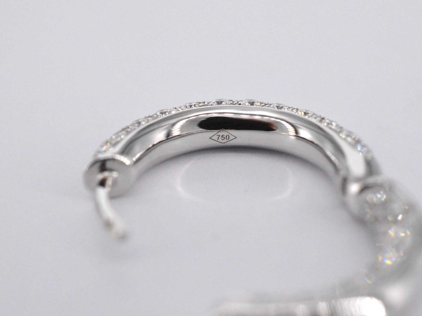 Witgouden creolen met briljant geslepen diamanten