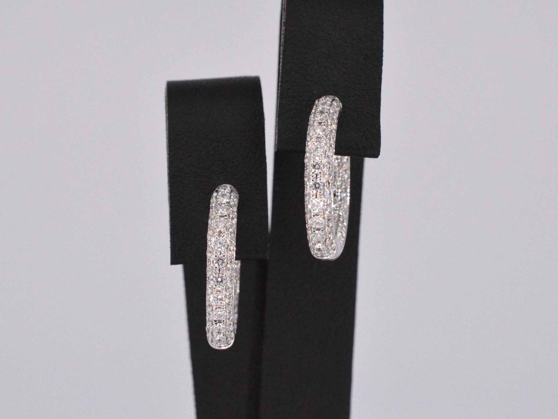 Witgouden creolen met briljant geslepen diamanten