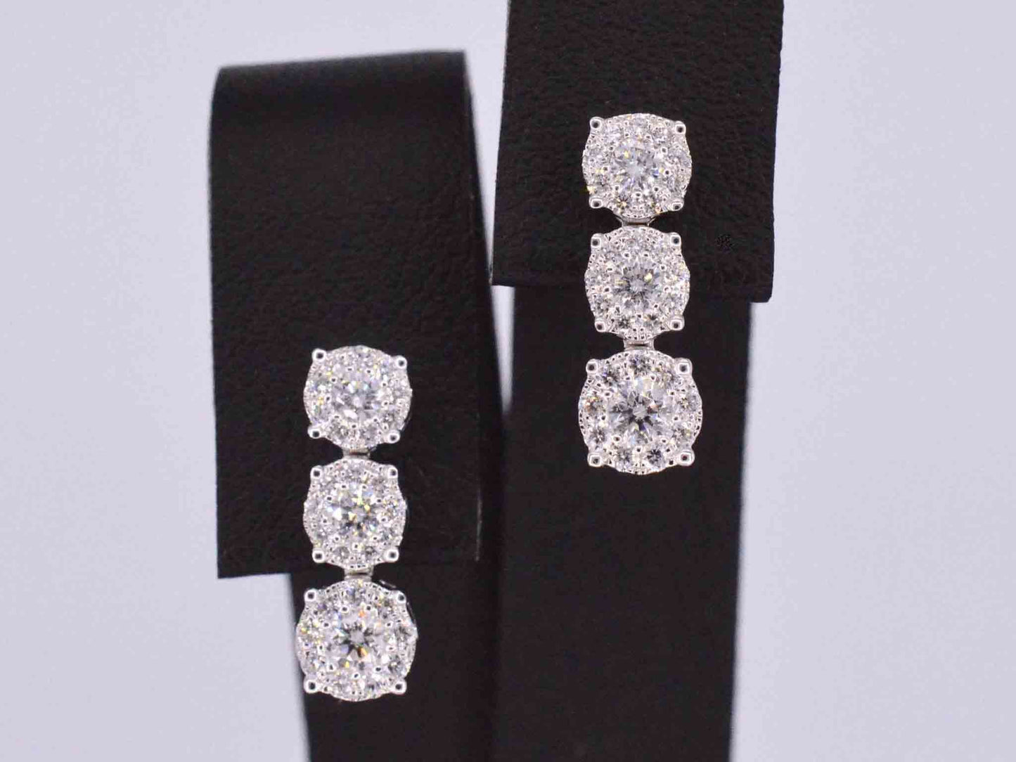 Oorhangers met drie chatons van diamanten
