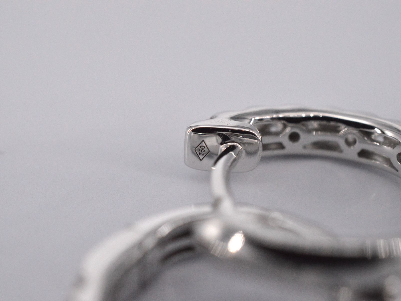 Witgouden creolen met diamanten 1152-5