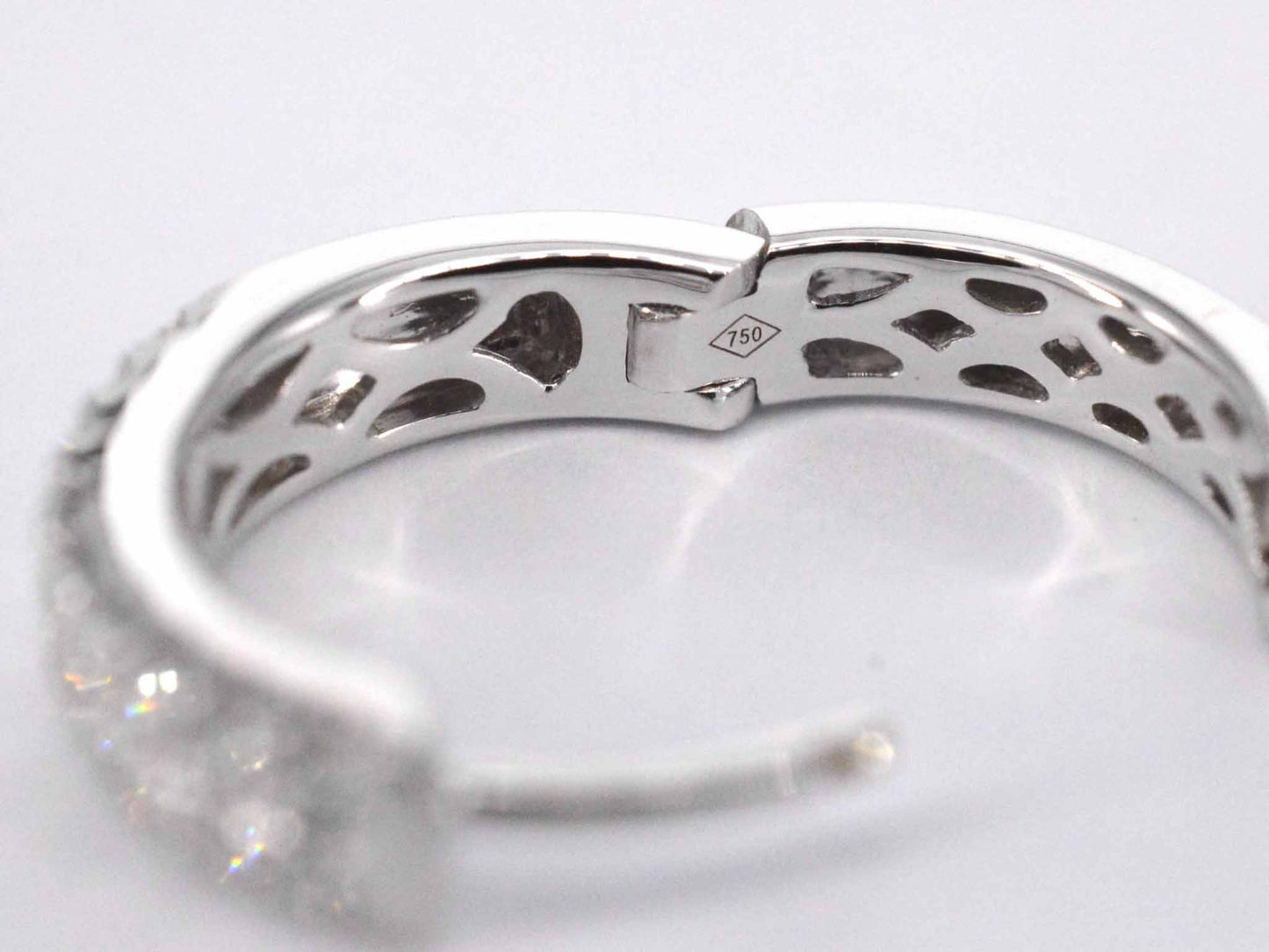 Witgouden creolen met twee rijen diamanten