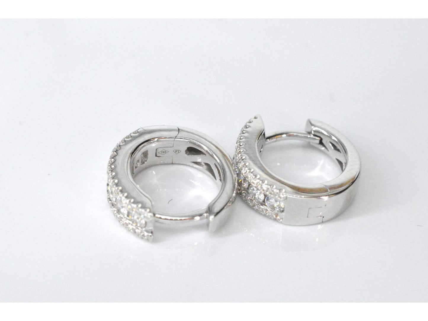 Witgouden creolen met drie rijen diamanten