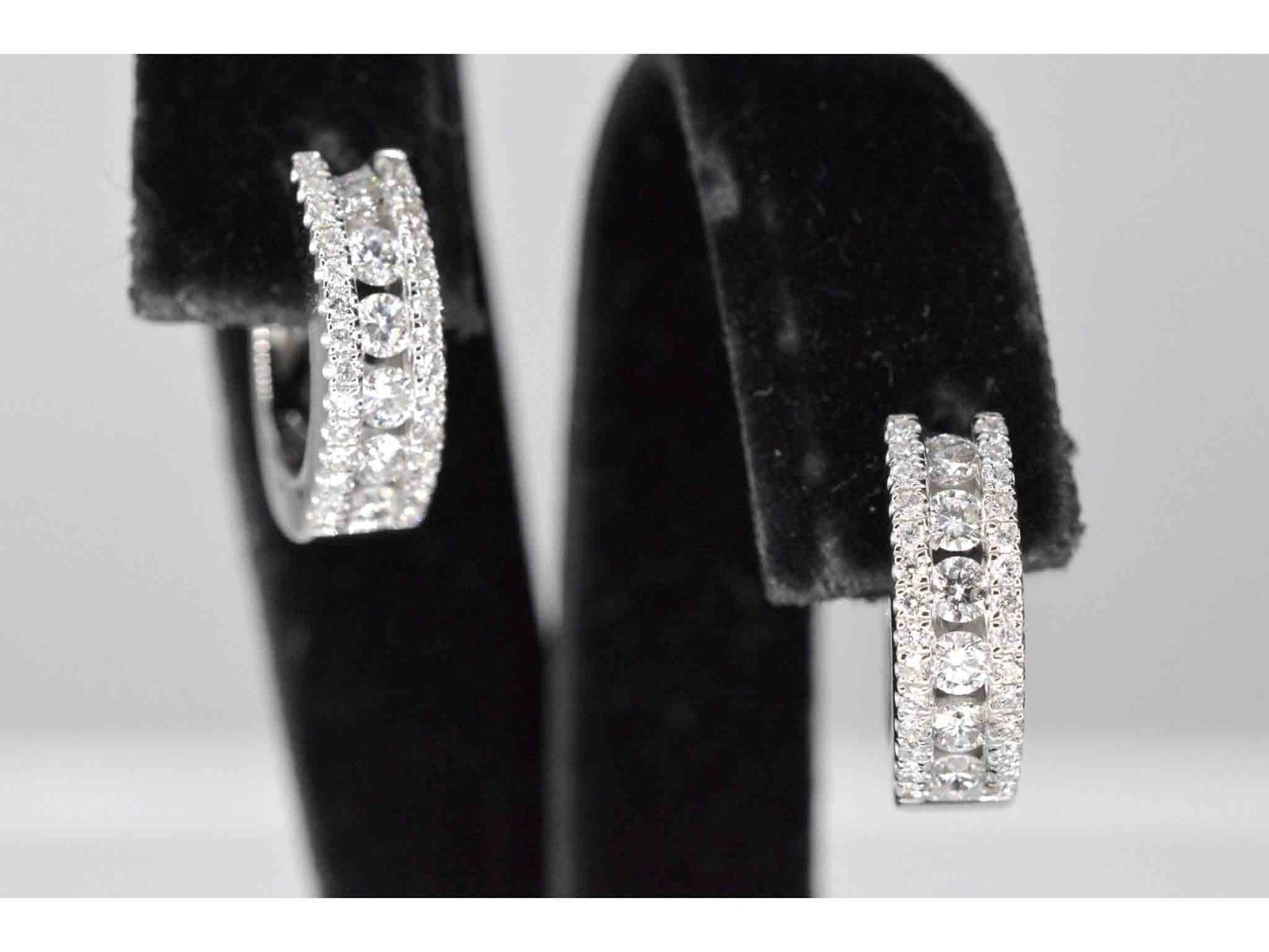 Witgouden creolen met drie rijen diamanten