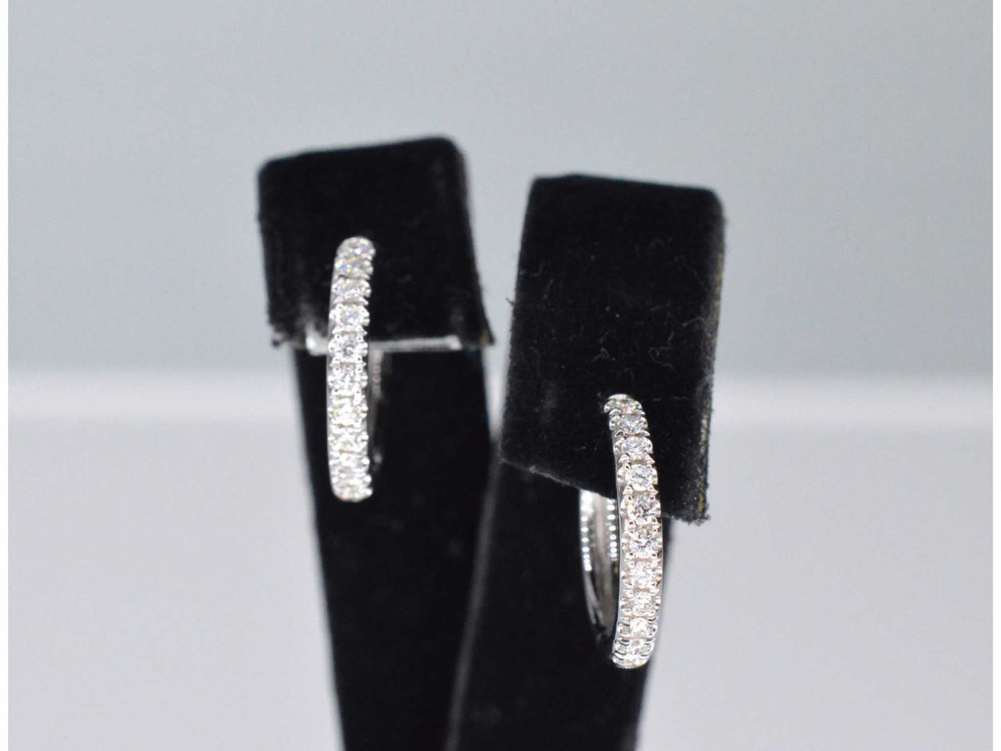 Witgouden creolen met diamanten 1161-1