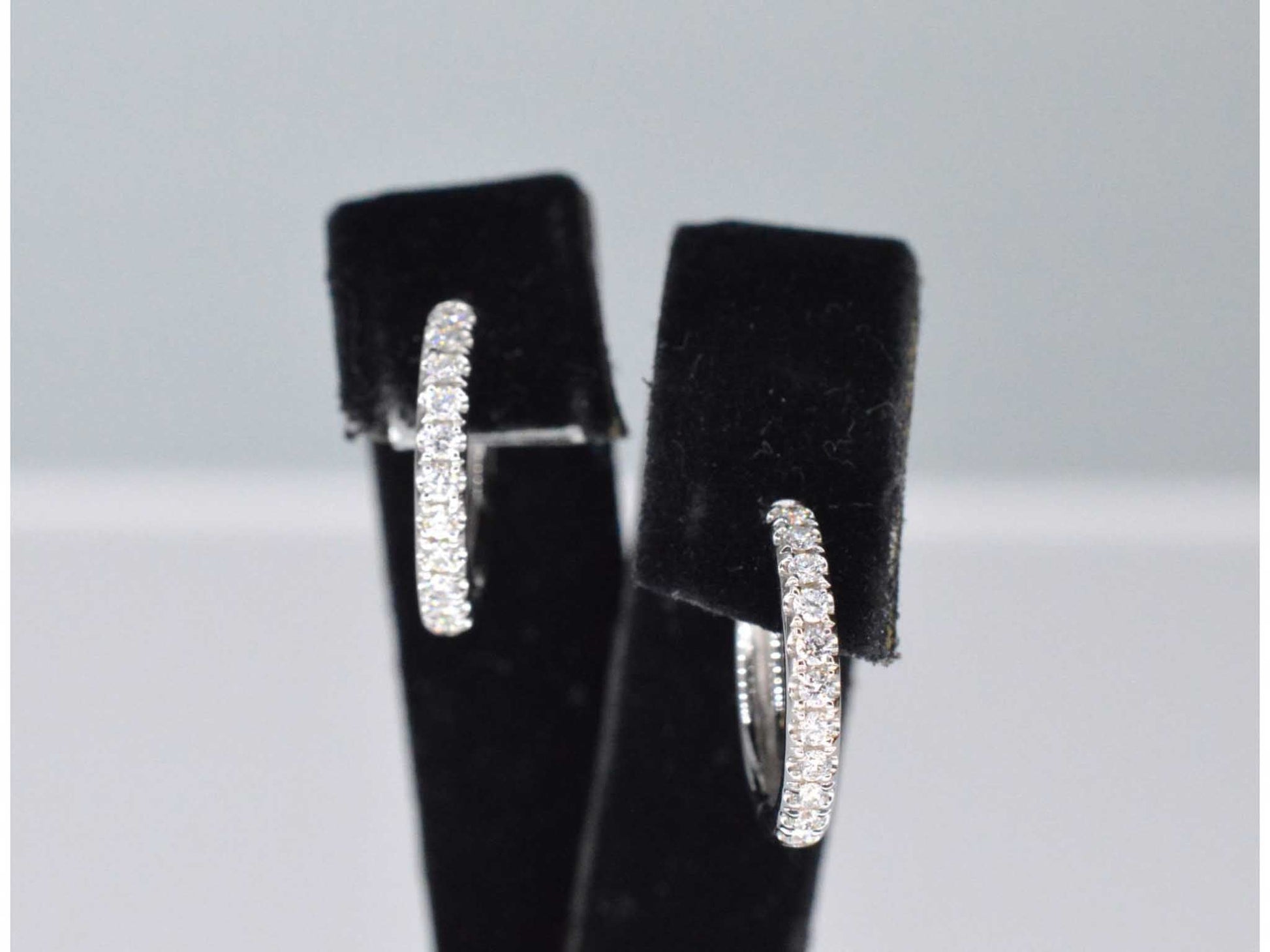 Witgouden creolen met diamanten 1161-1