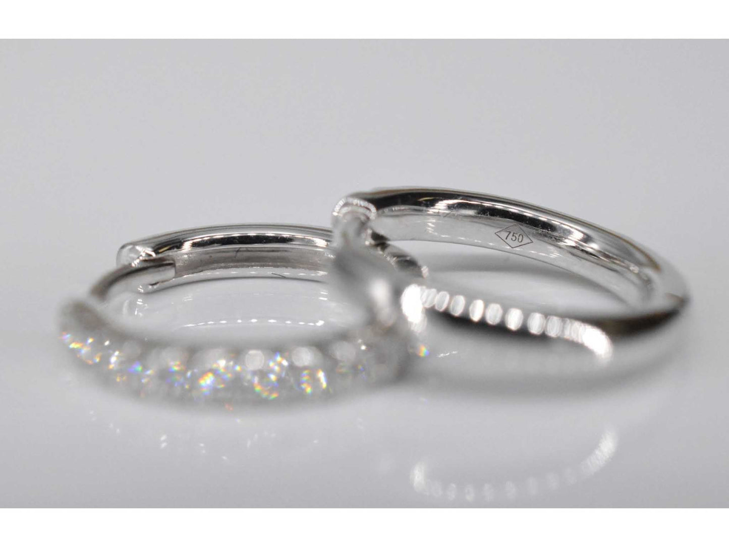 Witgouden creolen met diamanten 1161-3