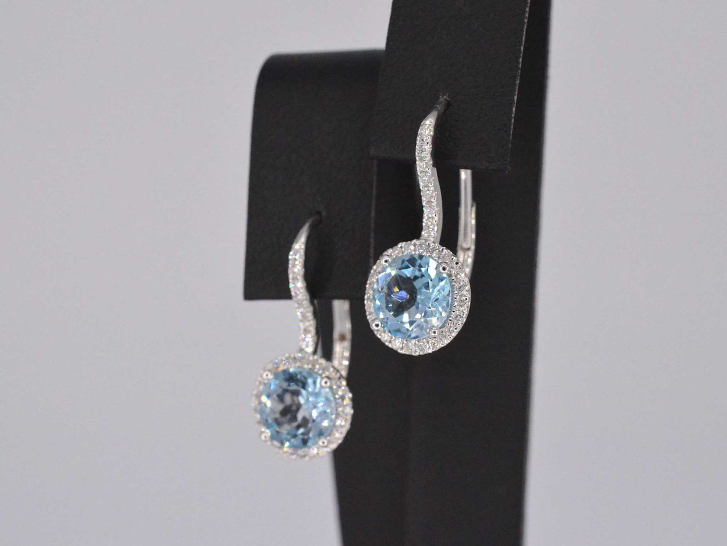 Witgouden entourage oorbellen met grote topazen en diamanten 1162-1