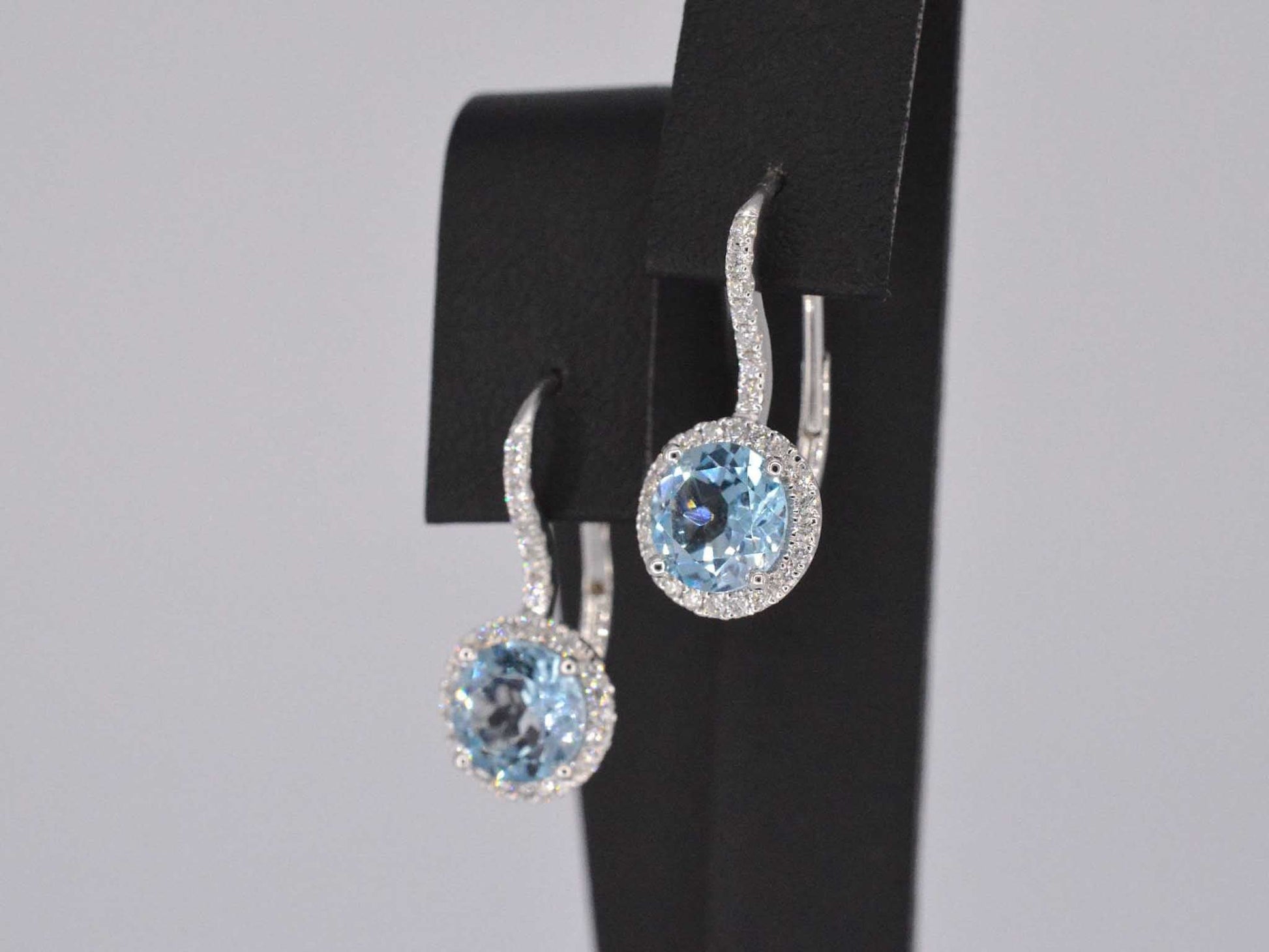 Witgouden entourage oorbellen met grote topazen en diamanten 1162-1