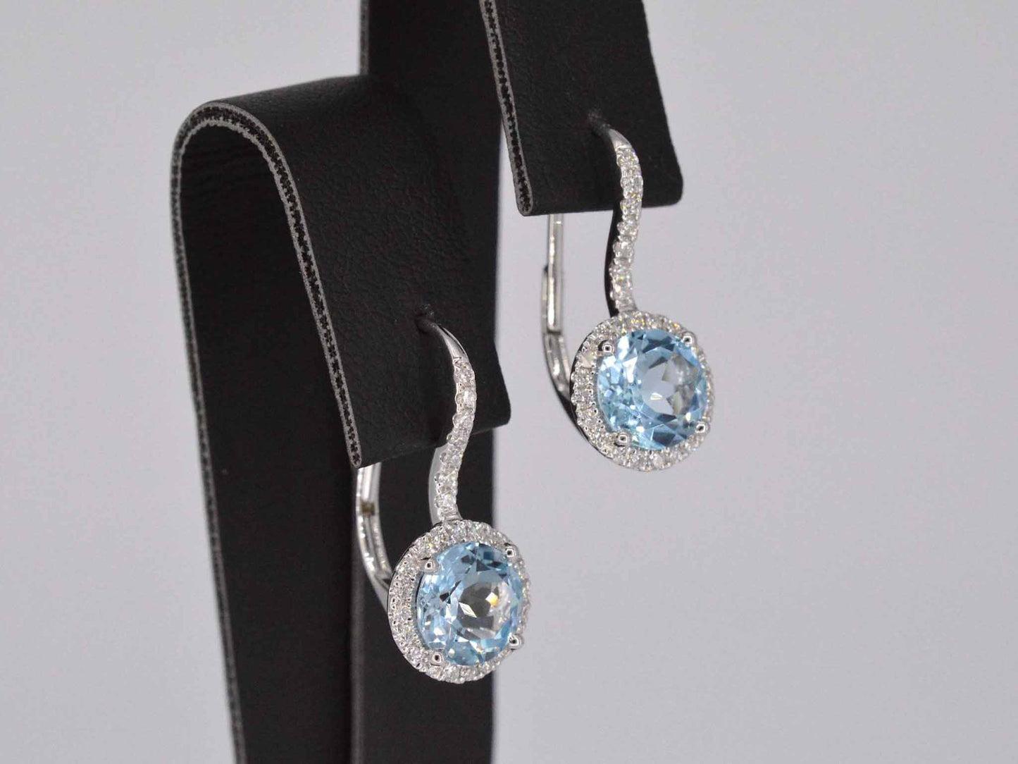 Witgouden entourage oorbellen met grote topazen en diamanten 1162-2