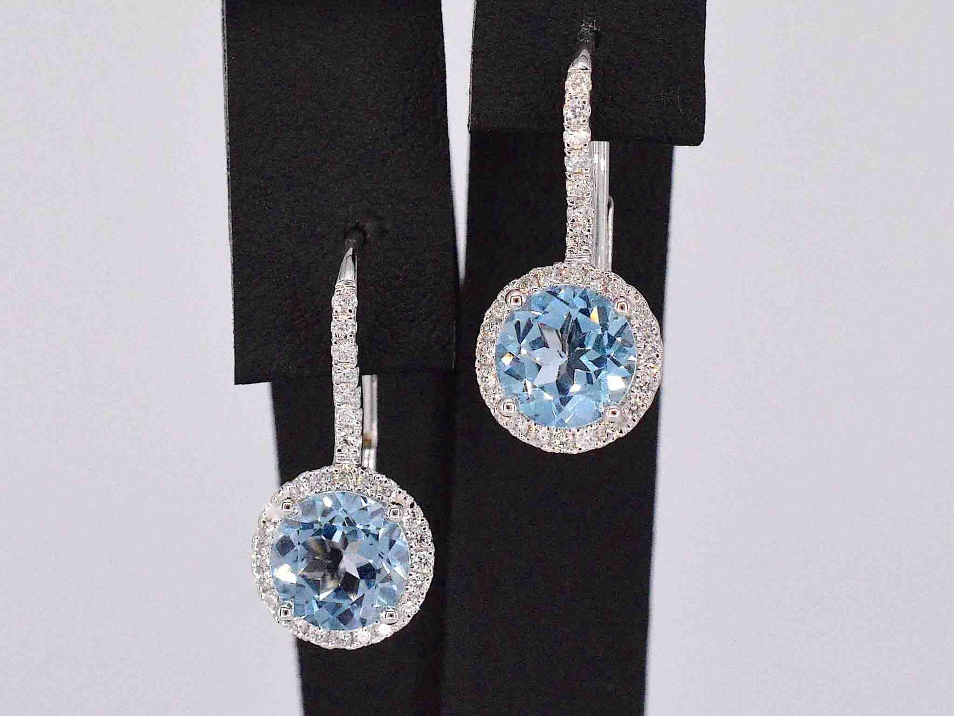 Witgouden entourage oorbellen met grote topazen en diamanten 1162-6