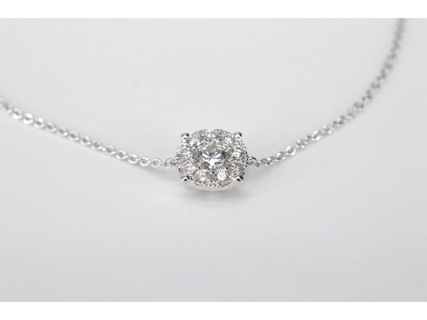 Witgouden armband met een diamanten bedel