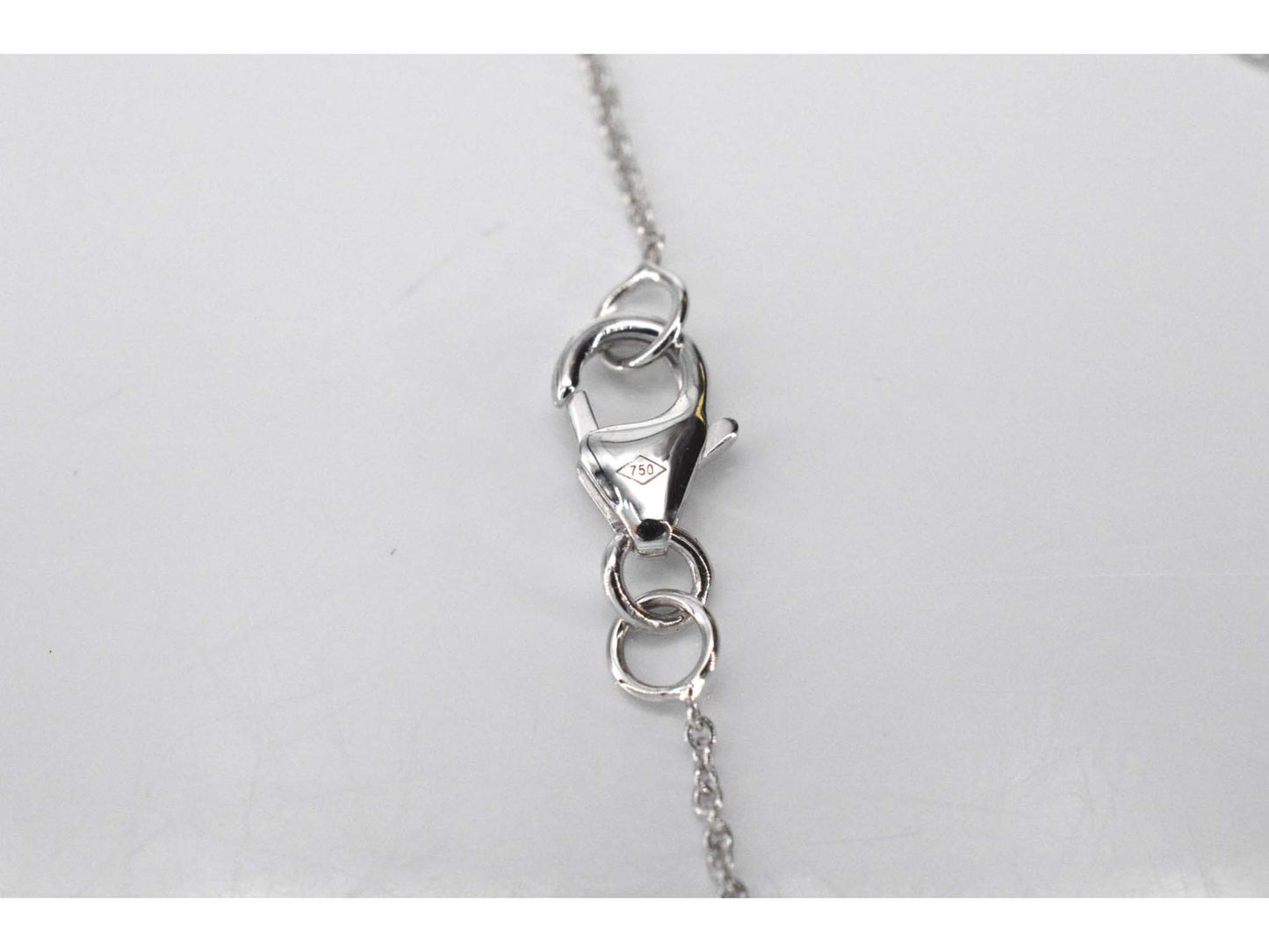 White gold bracelet with a diamond charm