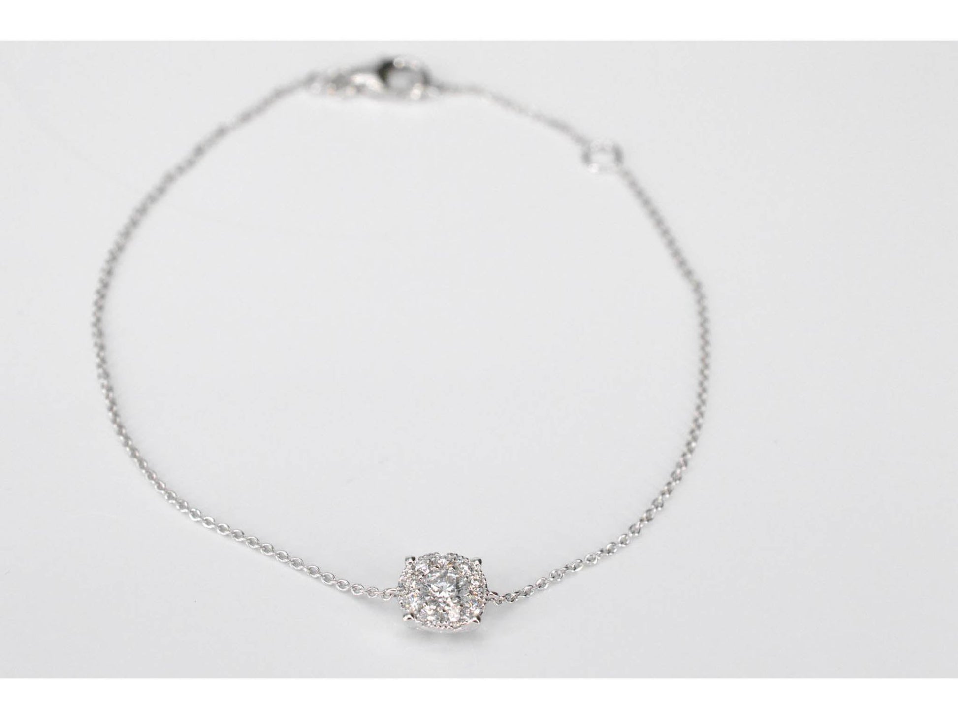 Witgouden armband met een diamanten bedel