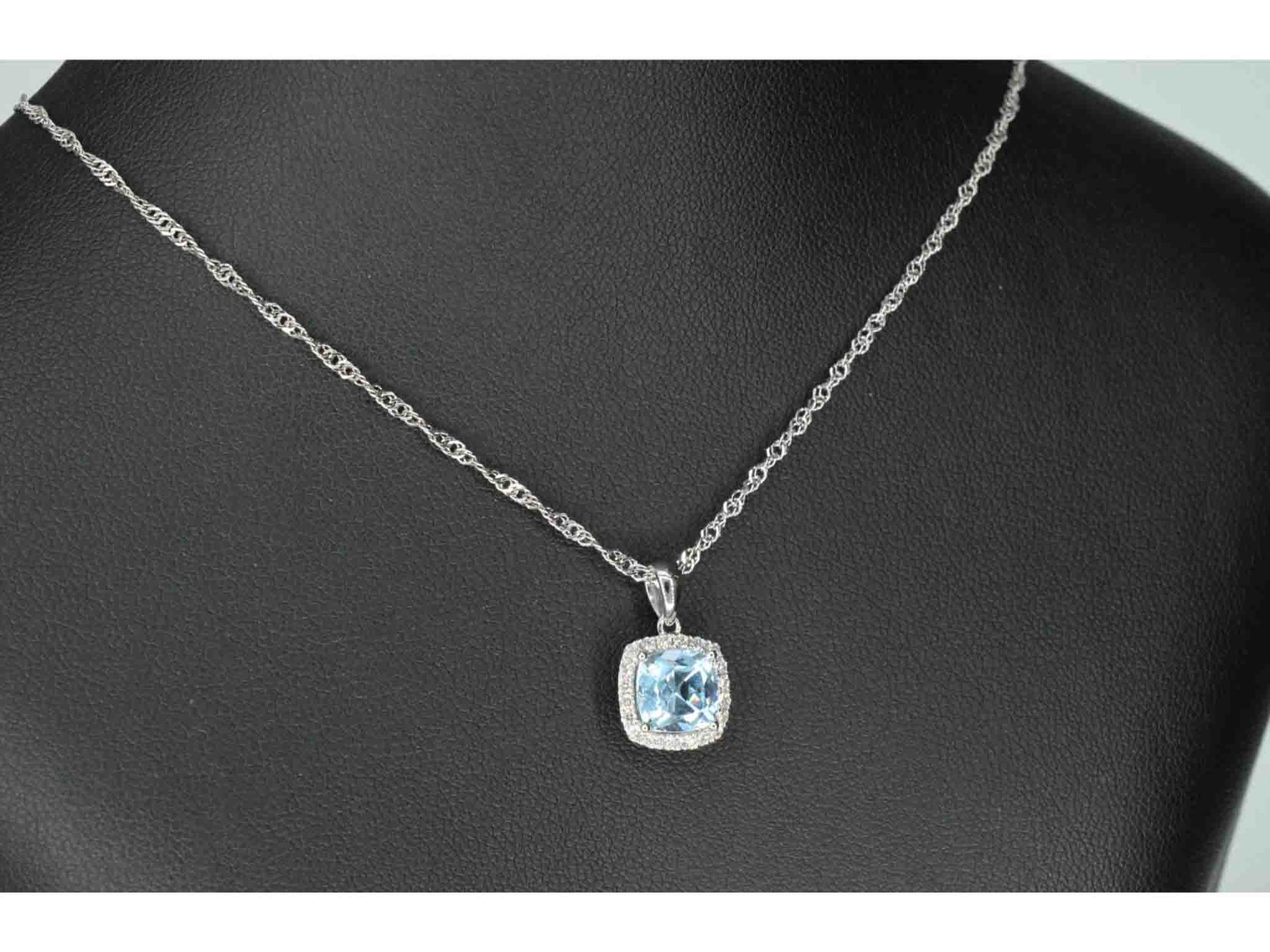 Witgouden entourage hanger bezet met topaas en diamanten 1167-3