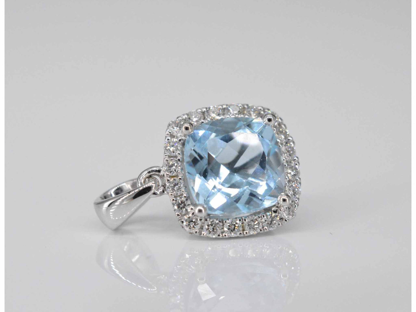 White gold entourage pendant set with topaz and diamonds