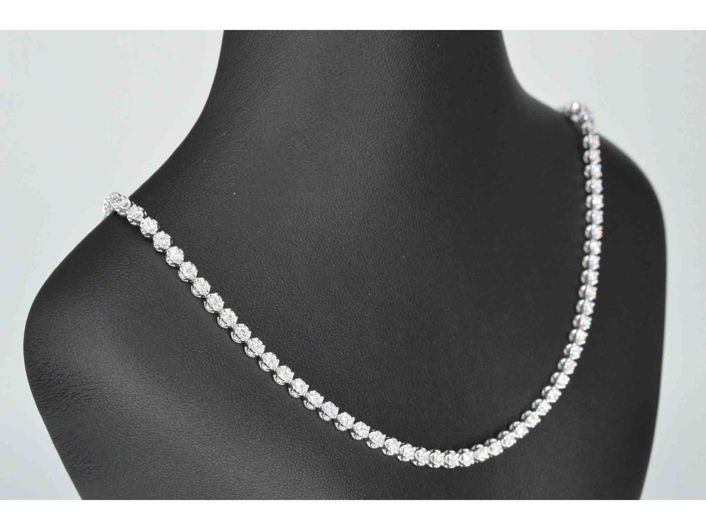Diamanten tennis collier met 107 briljant geslepen diamanten