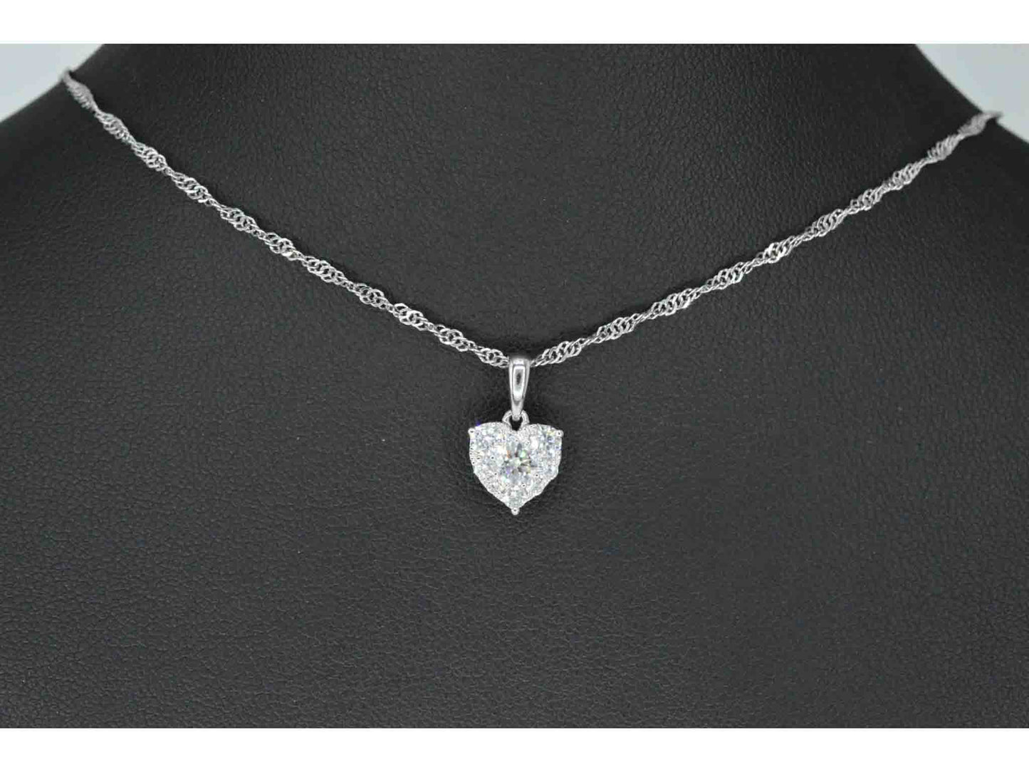 Witgouden hartvormige hanger met diamanten