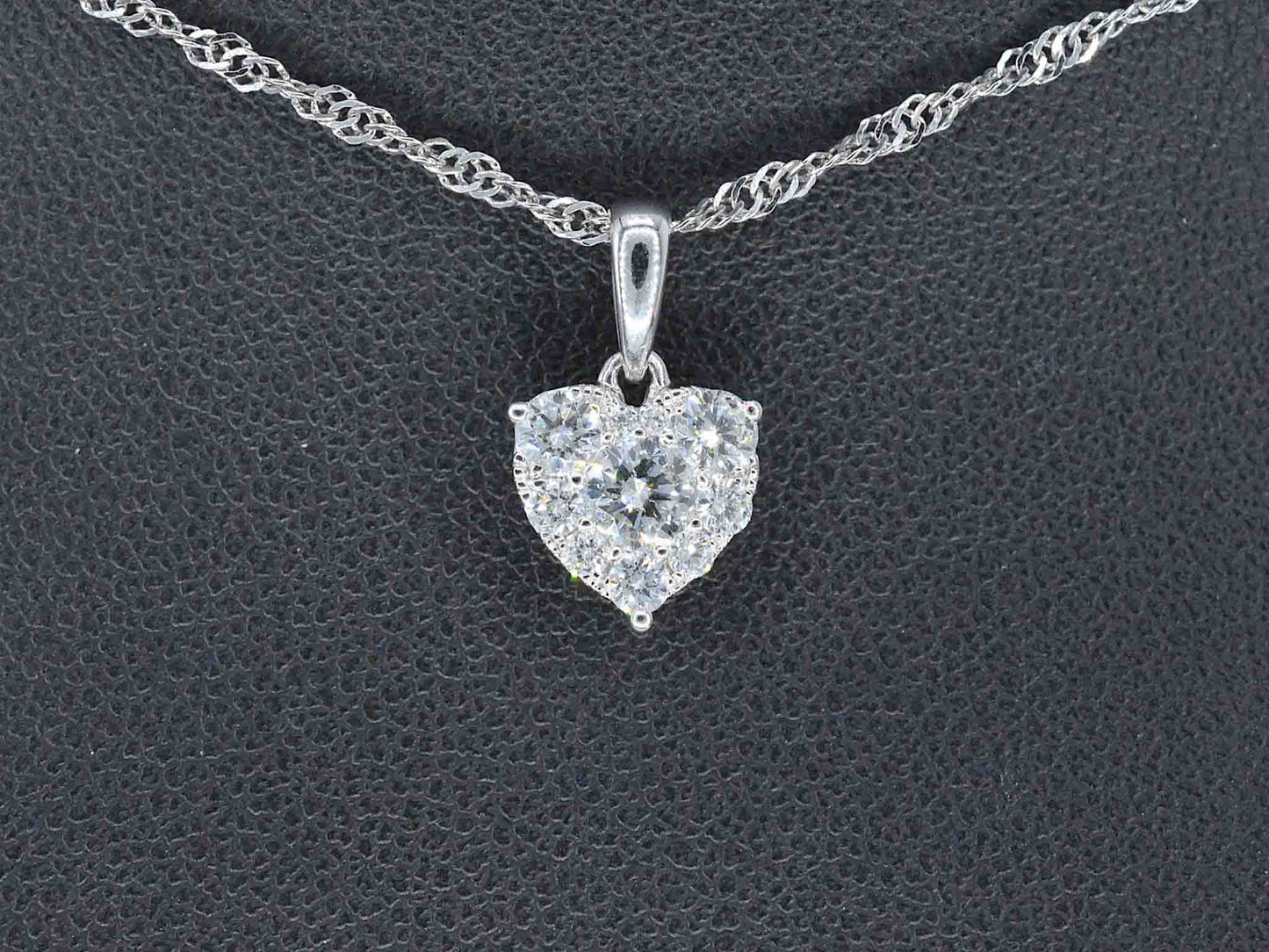 Witgouden hartvormige hanger met diamanten 1170-4