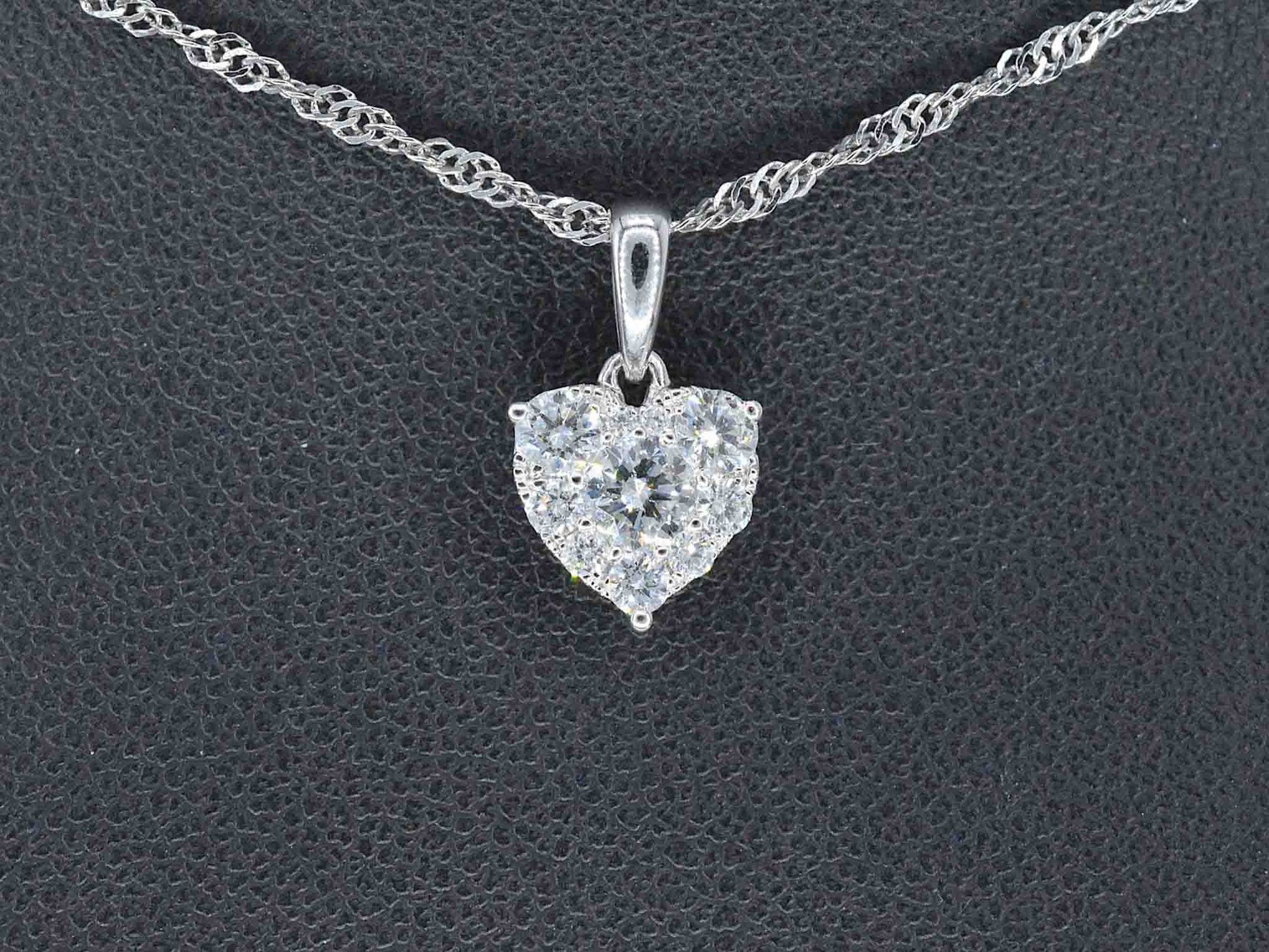 Witgouden hartvormige hanger met diamanten 1170-4