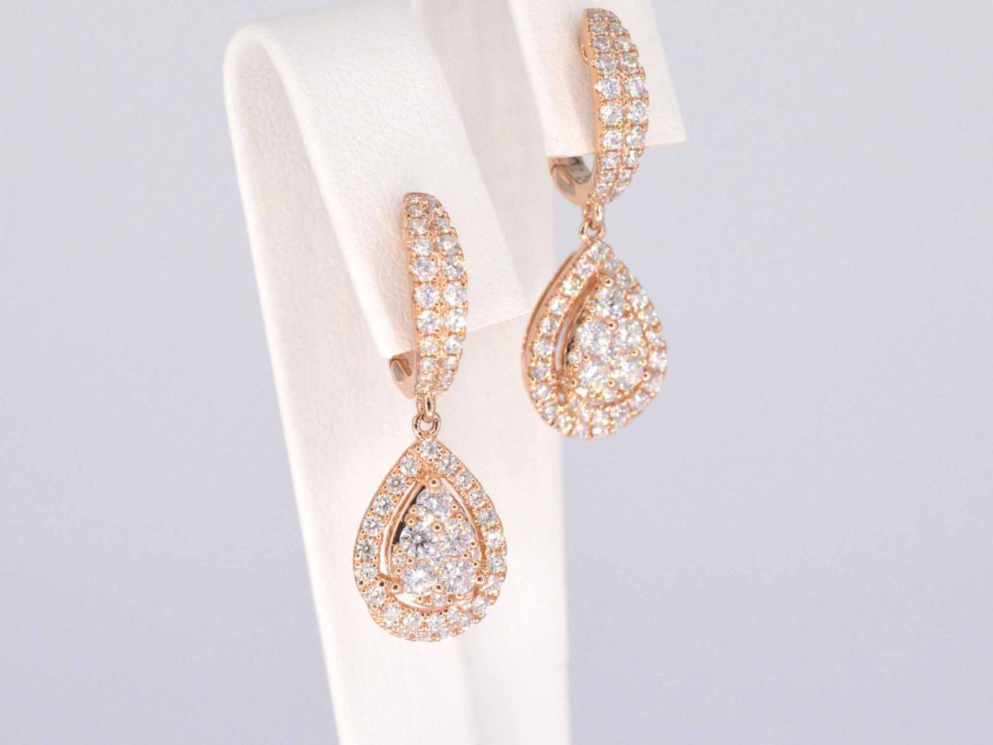 Rosegouden druppelvormige oorhangers met briljant geslepen diamanten