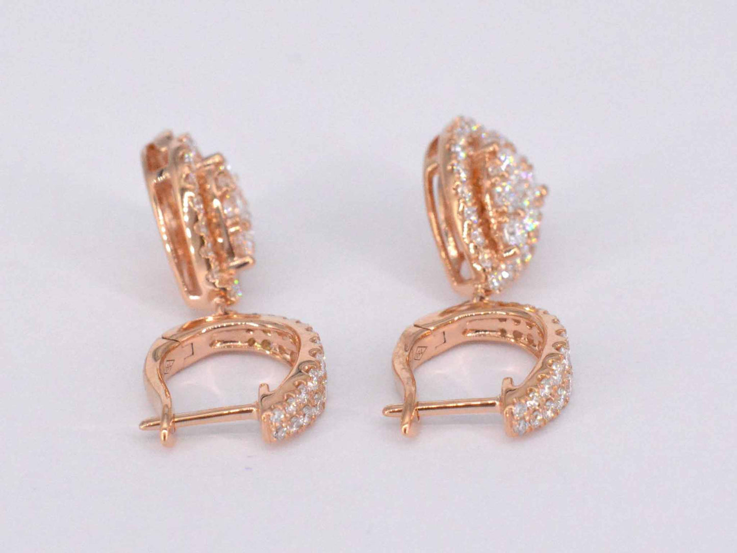 Rosegouden druppelvormige oorhangers met briljant geslepen diamanten