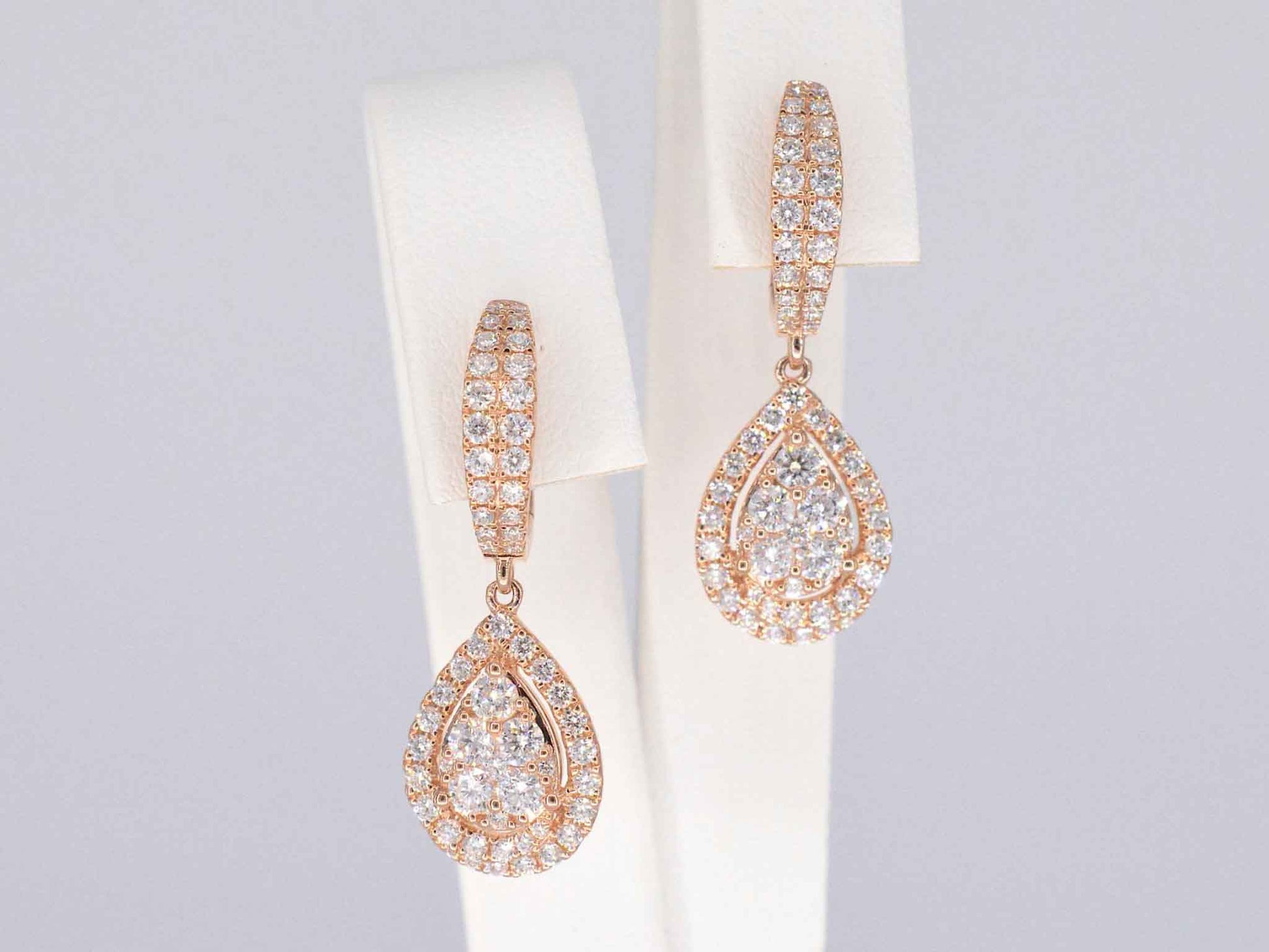 Rosegouden druppelvormige oorhangers met briljant geslepen diamanten