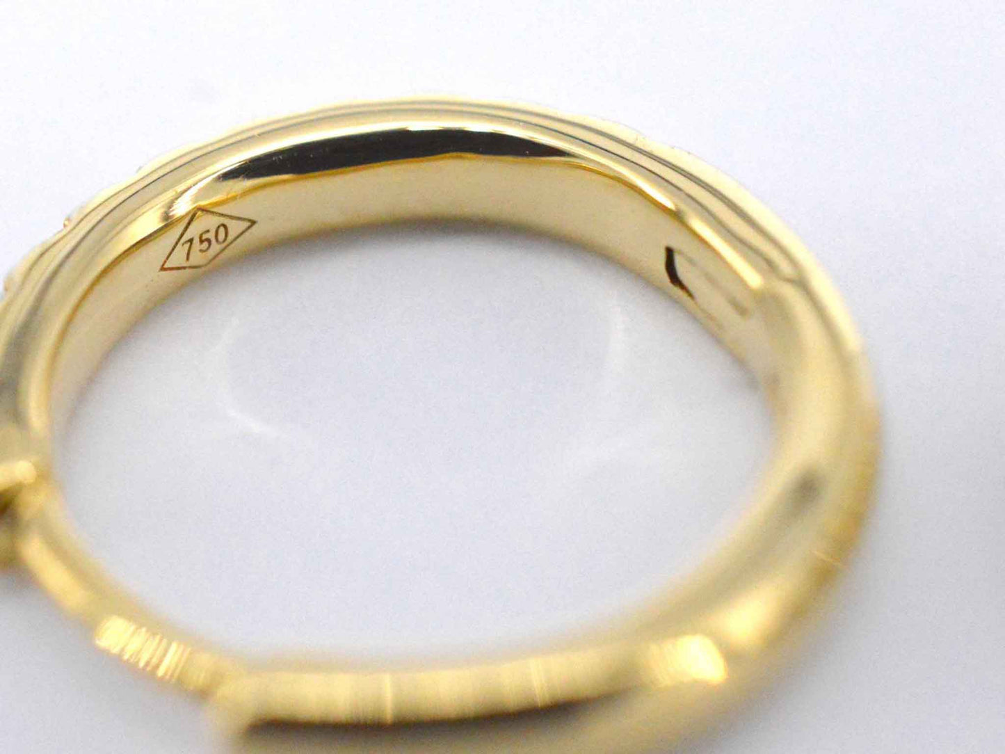 Goldene Creolen mit Diamanten