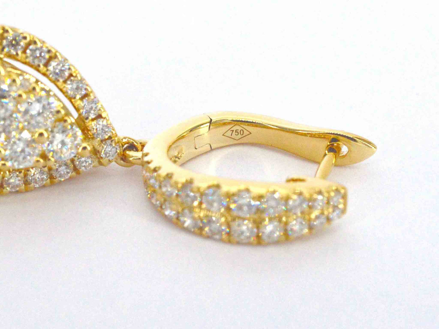 Gouden druppelvormige oorhangers met briljant geslepen diamanten