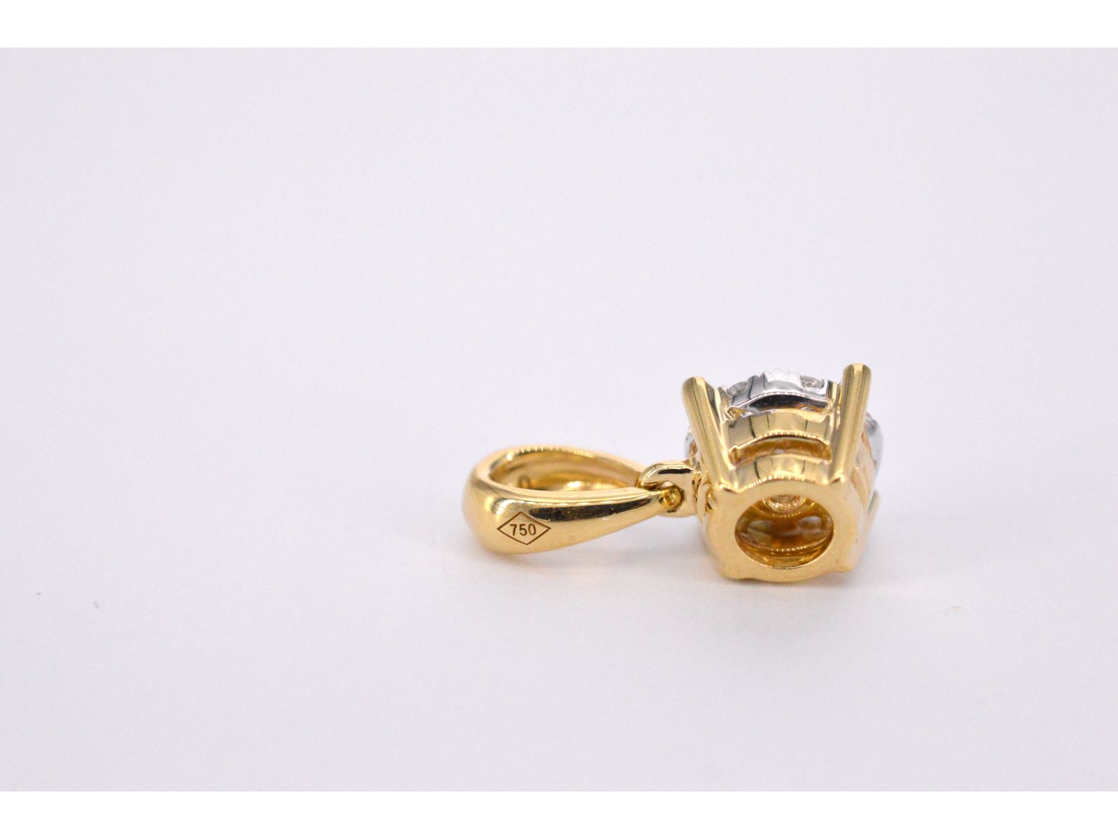 Gouden entourage hanger met briljant geslepen diamanten 1182-4