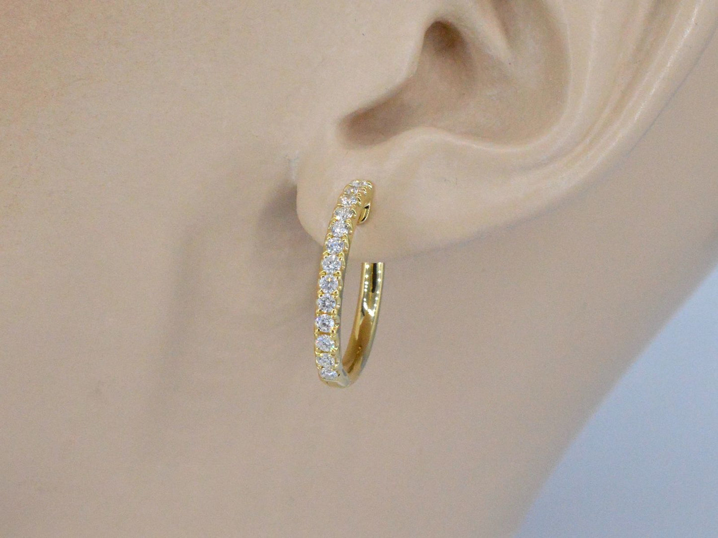 Gouden oorhangers met 26 diamanten