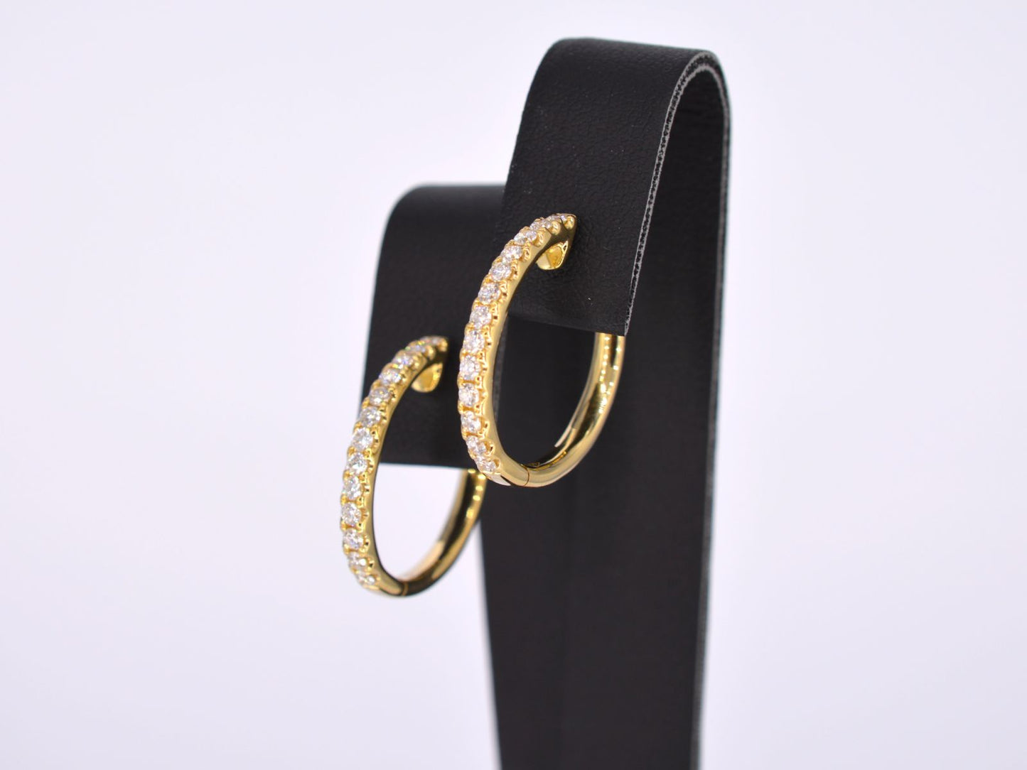 Gouden oorhangers met 26 diamanten
