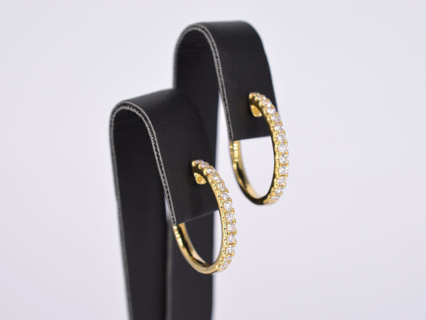 Gouden oorhangers met 26 diamanten