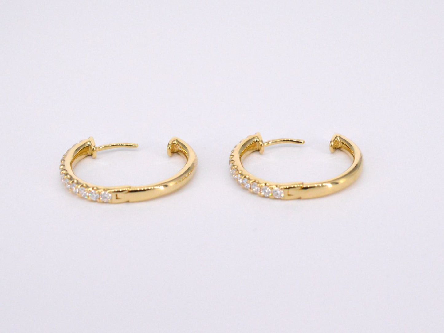 Gouden oorhangers met 26 diamanten