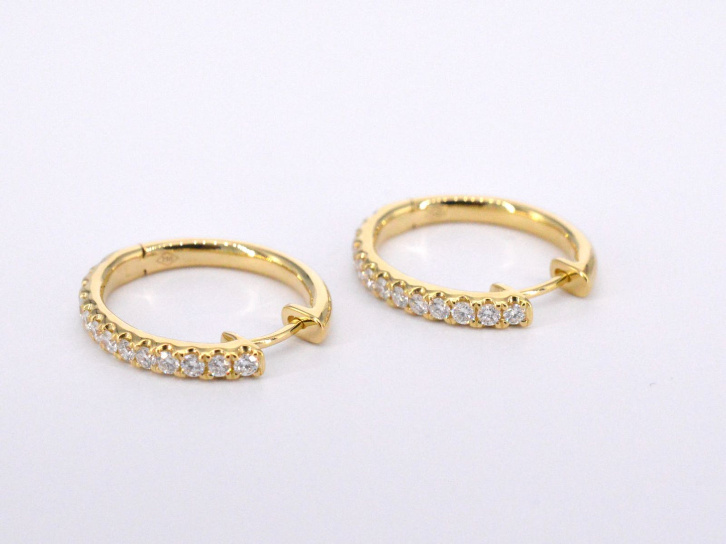 Gouden oorhangers met 26 diamanten