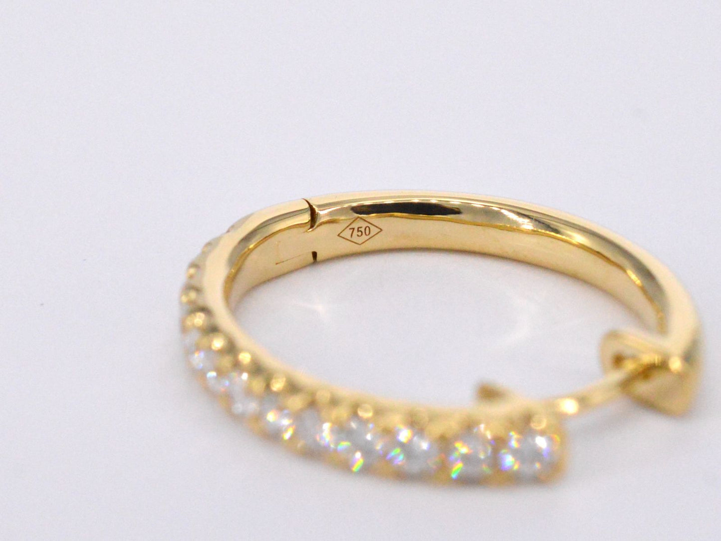 Gouden oorhangers met 26 diamanten