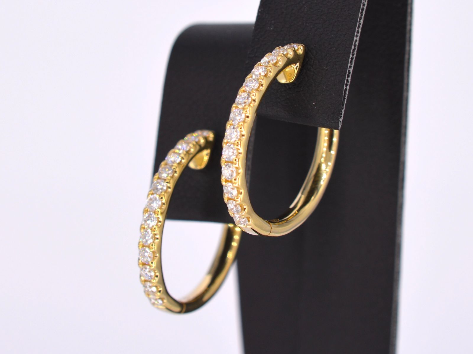 Gouden oorhangers met 26 diamanten