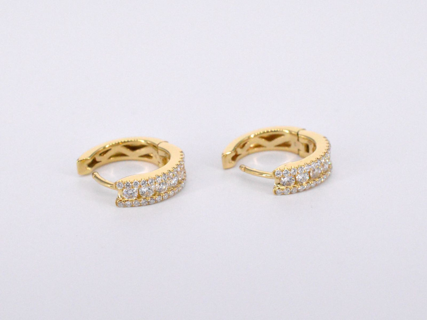 Gouden creolen met drie rijen diamanten