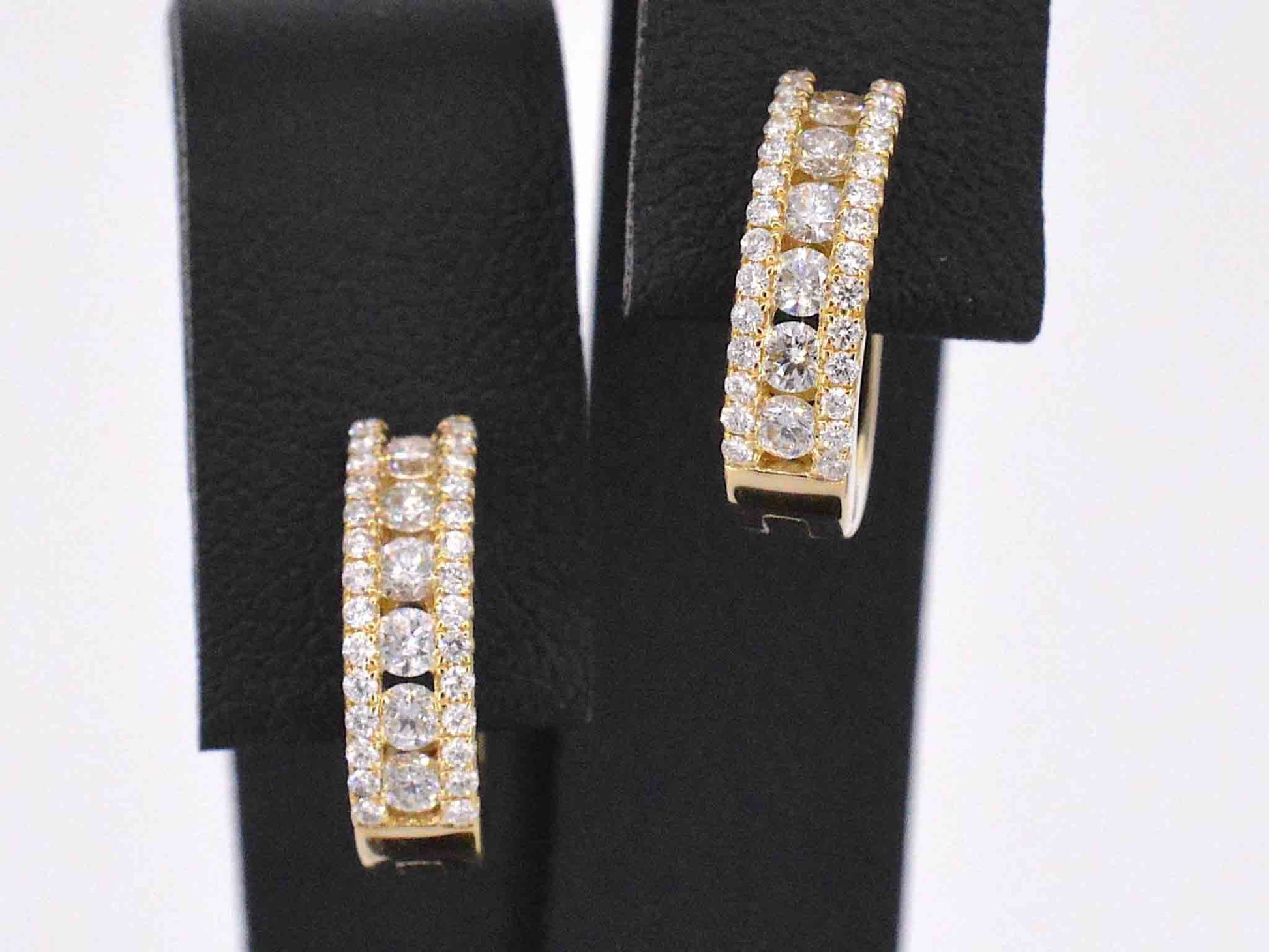 Gouden creolen met drie rijen diamanten