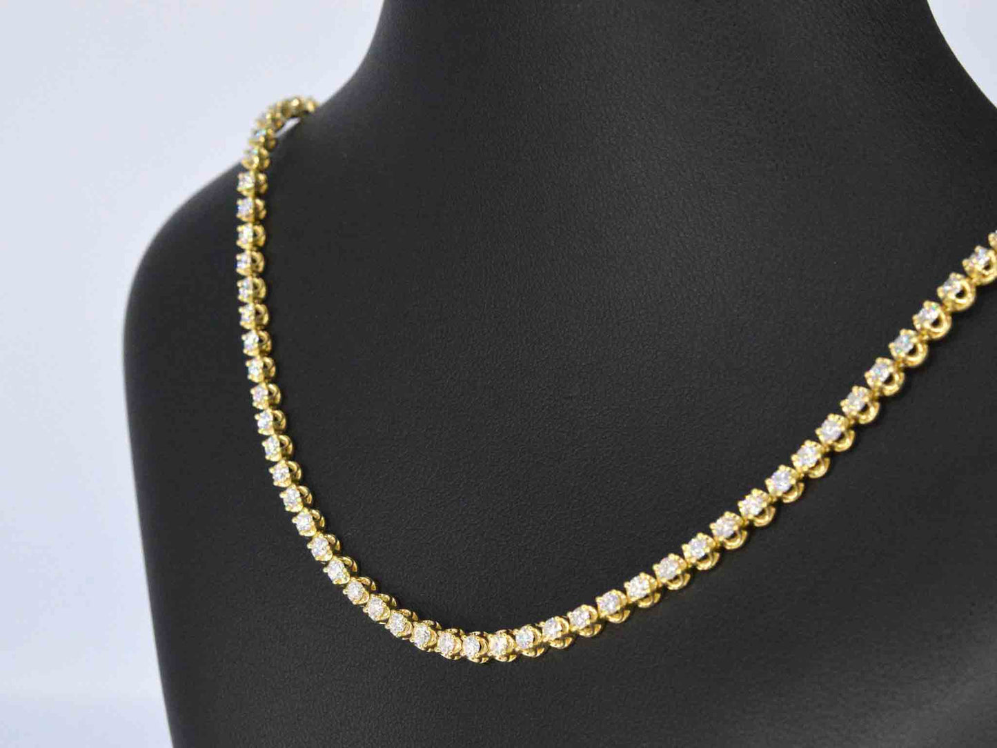 Gouden collier met 107 briljant geslepen diamanten