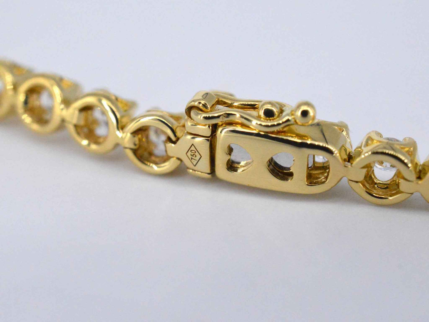 Gouden collier met 107 briljant geslepen diamanten