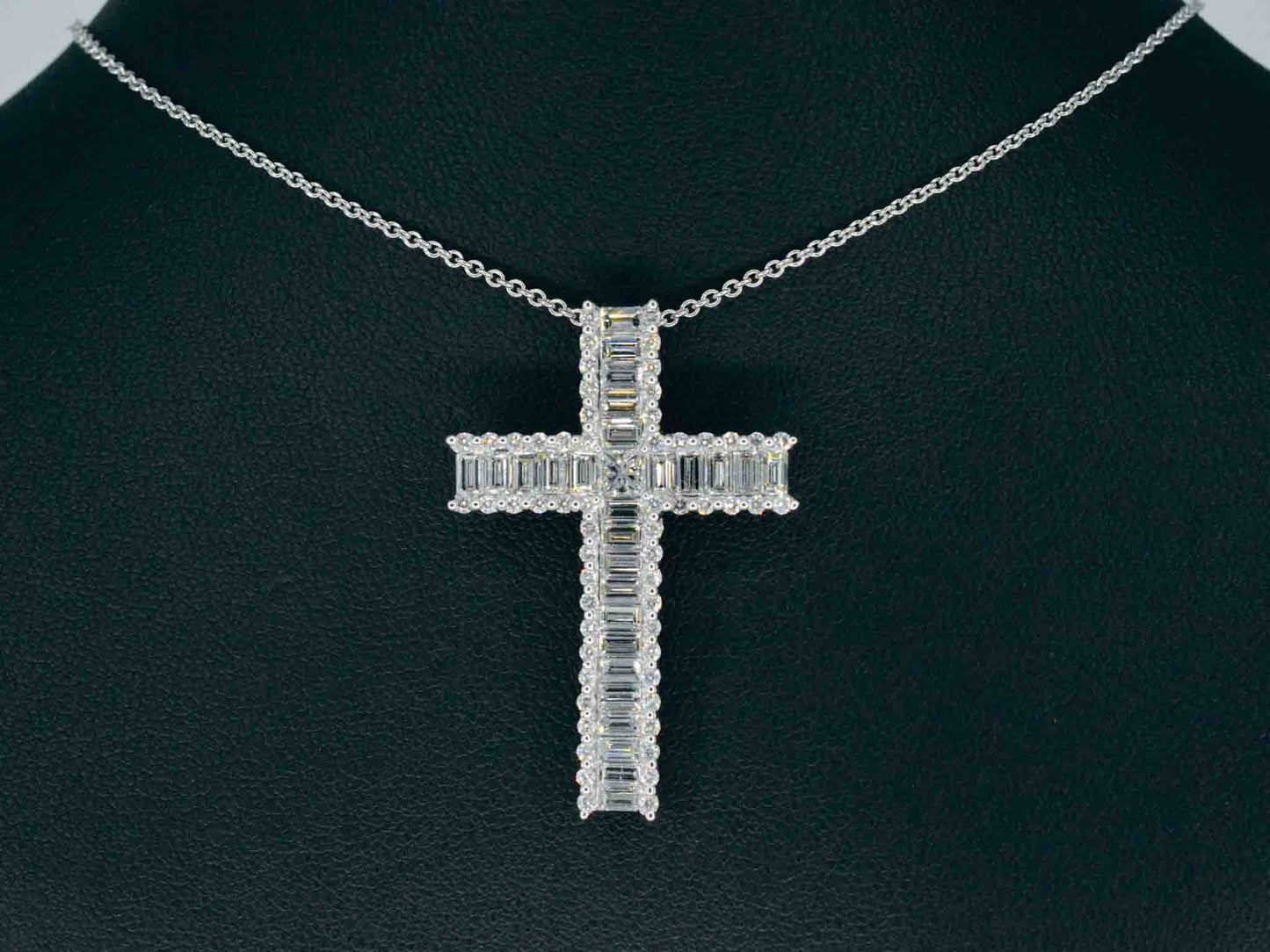 Witgouden kruis hanger met schitterende diamanten gezet