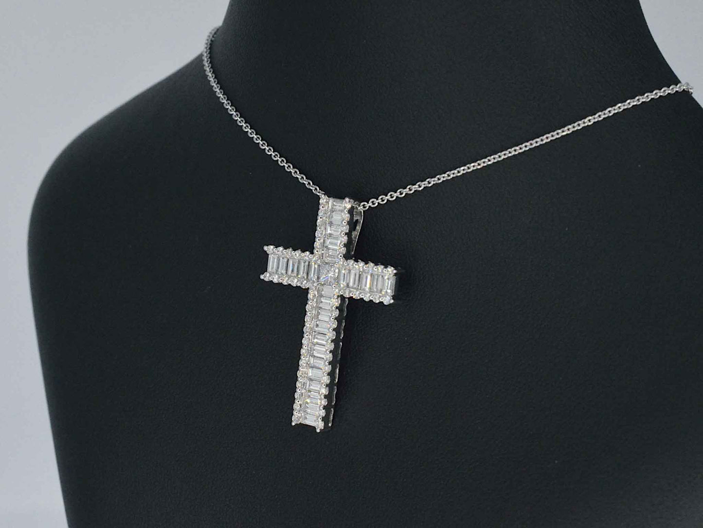 Witgouden kruis hanger met schitterende diamanten gezet