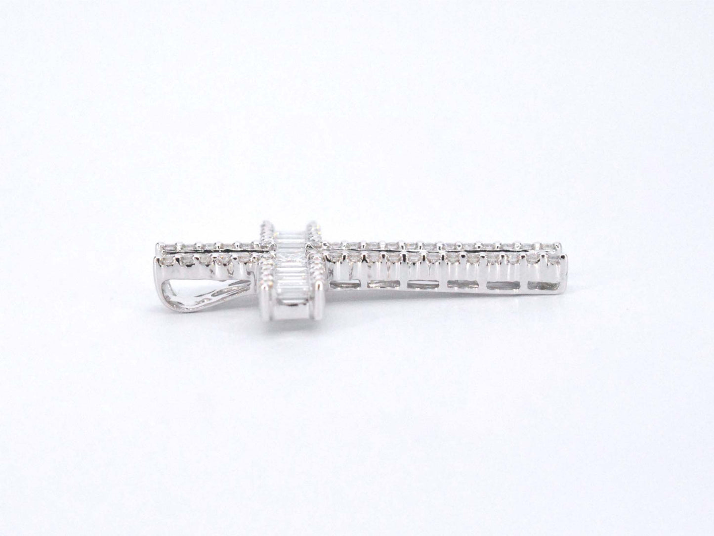 Witgouden kruis hanger met schitterende diamanten gezet