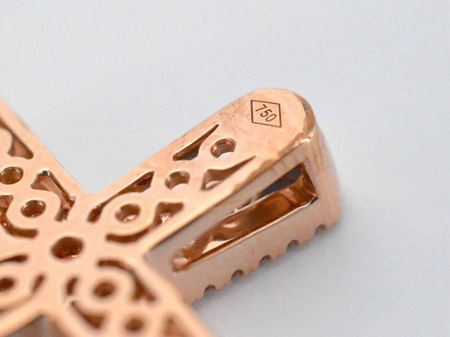 Gouden kruishanger met diamanten en edelstenen