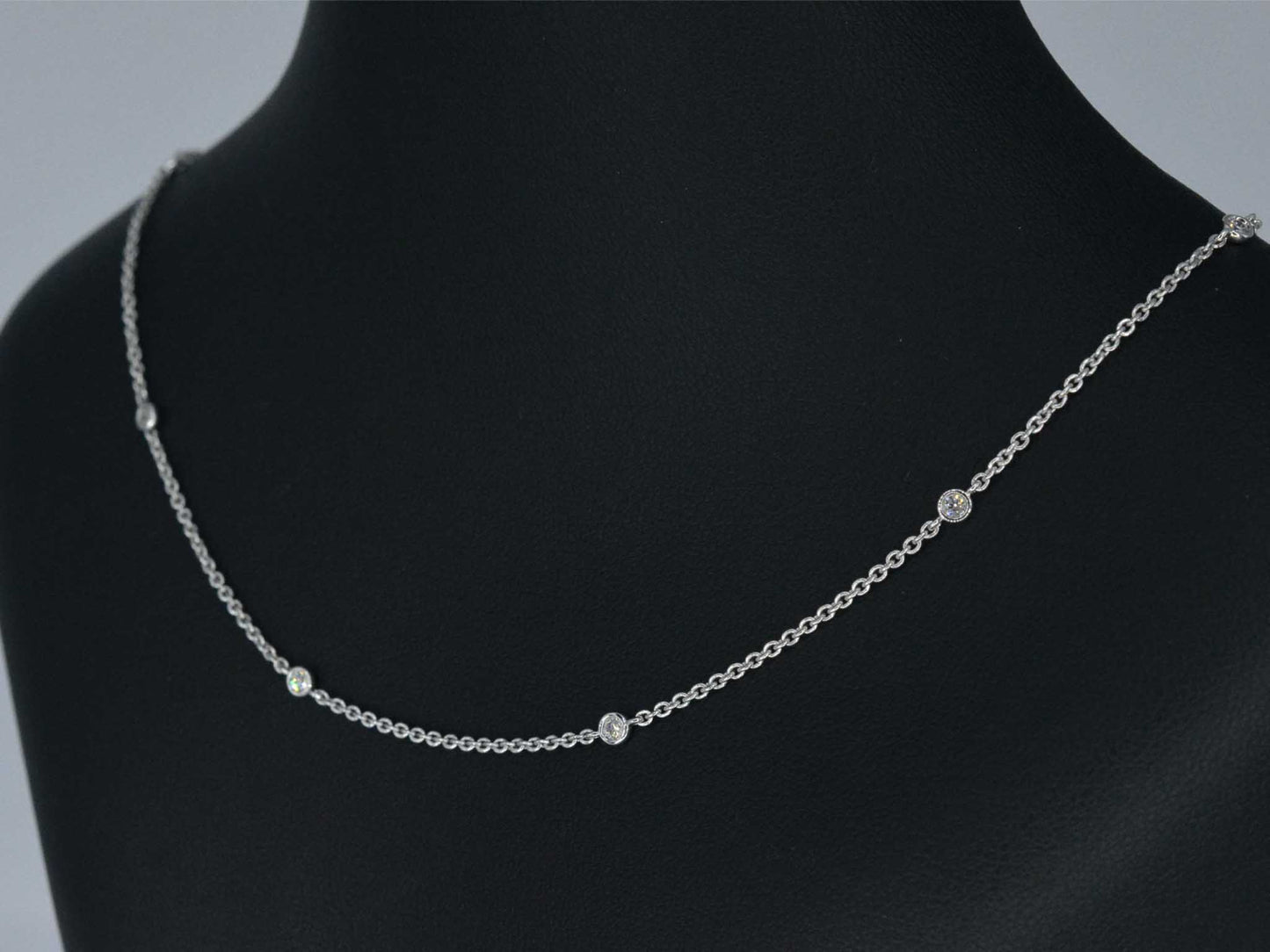 Witgouden ketting met 8 briljant geslepen diamanten