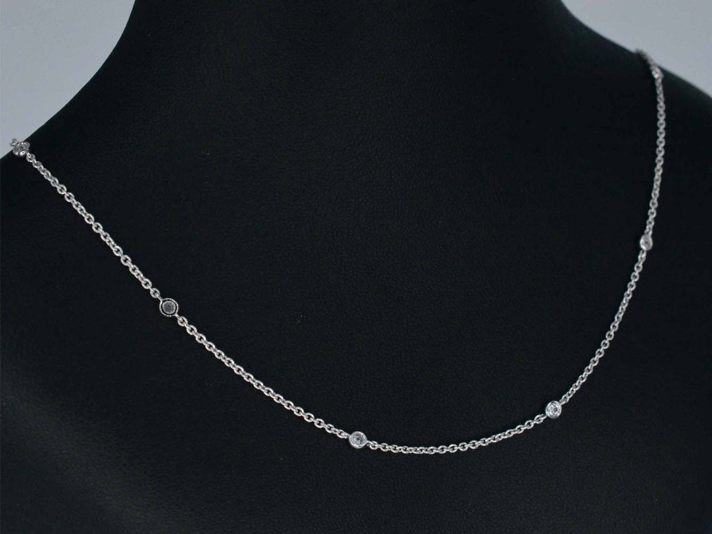 Witgouden ketting met 8 briljant geslepen diamanten