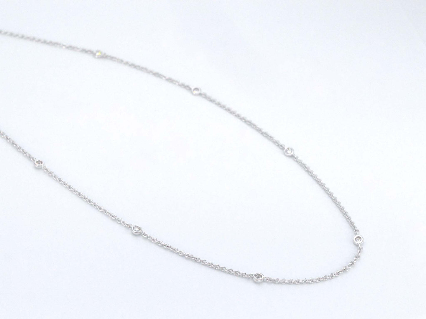Witgouden ketting met 8 briljant geslepen diamanten